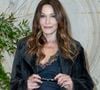 L’Excessive s’inspire de l’une de ses chansons.

Carla Bruni - Photocall du défilé Dior "Collection Haute Couture Printemps/Eté 2026" lors de la Fashion Week de Paris (PFW), au musée Rodin, à Paris, France, le 26 janvier 2026. © Olivier Borde/Bestimage