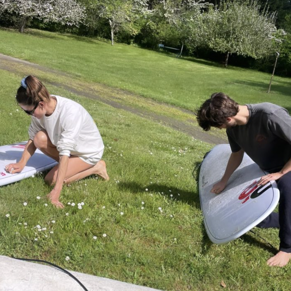 Il affirme que vivre à la campagne est son antidote face à l’overdose de notoriété.

Natasha Andrews, la compagne de Pierre Niney partage quelques clichés de leur week-end de trois jours, avec leurs filles - Instagram