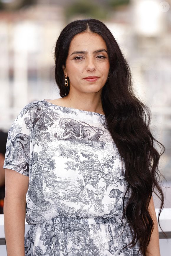 Hafsia Herzi pose lors du photocall de 'La Petite Derniere' pendant le 78ème Festival de Cannes au Palais des Festivals à Cannes, France, le 17 mai 2025.