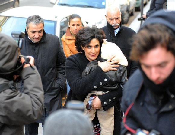 La famille de Rachida Dati, y compris ses sœurs et son père Mbark Dati, arrivant à la maternité 'La Muette' à Paris, France, le 3 janvier 2009, où la ministre française de la Justice Rachida Dati a donné naissance à une petite fille, le 2 janvier. Sa fille, Zohra, est née 15 jours avant terme par césarienne dans une maternité de Paris. Photo by ABACAPRESS.COM