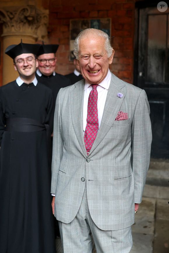 Le souverain a discuté avec des patients et il s'est montré rassurant. 

Le roi Charles III d'Angleterre visite l'Oratoire Saint-Philippe Néri, après la canonisation du cardinal John Henry Newman, à Birmingham le 3 septembre 2025. © Chris Jackson/WPA-Pool/Bestimage