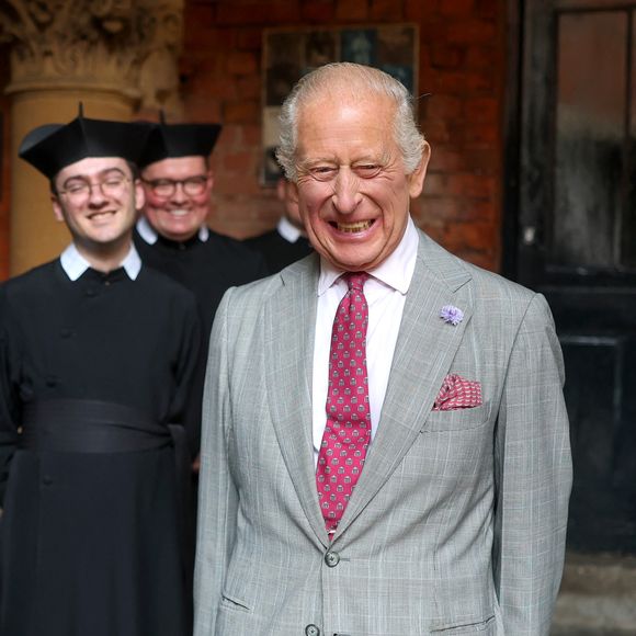 Le souverain a discuté avec des patients et il s'est montré rassurant. 

Le roi Charles III d'Angleterre visite l'Oratoire Saint-Philippe Néri, après la canonisation du cardinal John Henry Newman, à Birmingham le 3 septembre 2025. © Chris Jackson/WPA-Pool/Bestimage