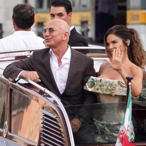 Fiancés depuis deux ans, le milliardaire et sa future épouse ont lancé un mariage XXL à Venise, en Italie, ce 26 juin 2025.

Jeff Bezos et sa fiancée, Lauren Sanchez, vêtue d'une robe Schiaparelli, s'embrassent à bord d'une gondole en allant dîner avec quelques invités à Venise, la veille de leur mariage, le 26 juin 2025.

Backgrid UK/ Bestimage