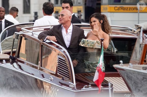 Fiancés depuis deux ans, le milliardaire et sa future épouse ont lancé un mariage XXL à Venise, en Italie, ce 26 juin 2025.

Jeff Bezos et sa fiancée, Lauren Sanchez, vêtue d'une robe Schiaparelli, s'embrassent à bord d'une gondole en allant dîner avec quelques invités à Venise, la veille de leur mariage, le 26 juin 2025.

Backgrid UK/ Bestimage