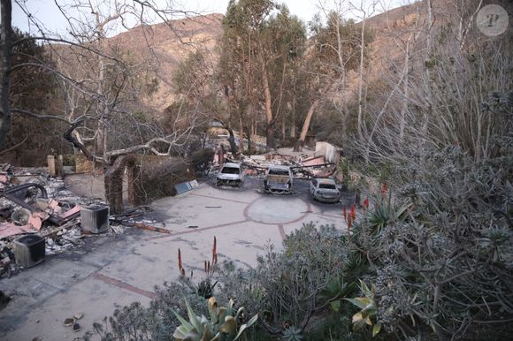 Malibu, CA - L'acteur Mel Gibson a révélé sur le podcast de Joe Rogan que sa maison de Malibu, d'une valeur de 14,5 millions de dollars, a été réduite en cendres lors des incendies de Los Angeles. S'exprimant avec émotion, il a déclaré : "C'était ma maison, et j'y avais beaucoup de choses personnelles que je ne peux pas récupérer".