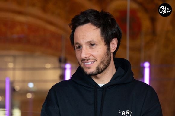Il faut dire que l’emploi du temps de Vianney est chargé. Heureusement qu’il parvient à recharger les batteries auprès des siens et dans le calme de sa cabane pour pouvoir mener à bien toutes les obligations professionnelles qui l’attendent.

Le chanteur Vianney assiste à l'inauguration des illuminations de Noël « Le 130e Noël des Galeries Lafayette », le 14 novembre 2024 à Paris, en France. Photo de Mireille Ampilhac/ABACAPRESS.COM