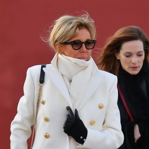 La Première dame Brigitte Macron (Trogneux) (manteau Olivier Rousteing pour Balmain) - Le président de la République et sa femme la Première dame visitent la Cité interdite avec des élèves de l’établissement français Charles de Gaulle de Pékin et d’une école chinoise à Pékin lors de la visite d'Etat de trois jours en Chine, le 9 janvier 2018. © Christian Liewig/Pool/Bestimage