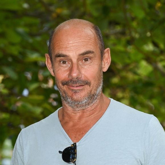 Bernard Campan en dit plus sur sa maison située dans les Yvelines qui a été son “radeau de sauvetage”