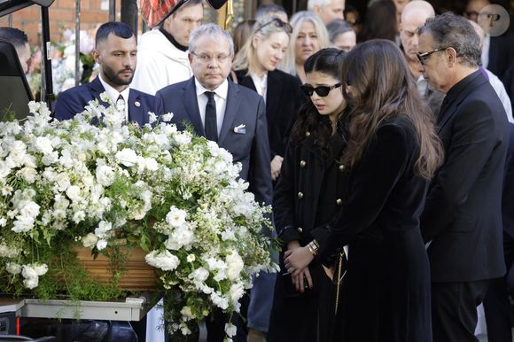 Cylia Chasman et sa soeur Shana Chasman, les filles de la défunte, et leur père, Steven Chasman, l'ex-mari de N.Farès - Sortie des obsèques de Nadia Farès en l'église Saint-Jean-de-Montmartre à Paris, le 24 avril 2026. N.Farès est décédée le 17 avril 2026 quelques jours après un "incident cardiaque" survenu le 12 avril 2026 dans la piscine du complexe sportif, Blanche (9ème).
Dominique Jacovides - Olivier Borde / Bestimage
