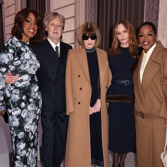 Le 5 mars 2026, Stella McCartney a été décorée de la Légion d’honneur par Emmanuel Macron à l’Élysée.

Gayle King, Paul McCartney, Anna Wintour, Stella McCartney, Oprah Winfrey - La créatrice S.McCartney est faite Chevalier de la Légion d'honneur par le président français E.Macron au palais de l'Elysée à Paris,lors de la Fashion Week à Paris. Cette distinction salue son parcours ainsi que son engagement dans l'univers de la création et de la mode.

BFA.com / Backgrid USA / Bestimage