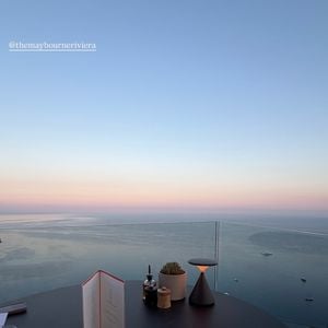 Cet établissement cinq étoiles, pensé par l'architecte Jean-Michel Wilmotte, se dresse fièrement sur une dizaine de niveaux accrochés à la falaise de Roquebrune-Cap-Martin.

Iris Mittenaere dine face à la mer pendant ses vacances au Maybourne Riviera.