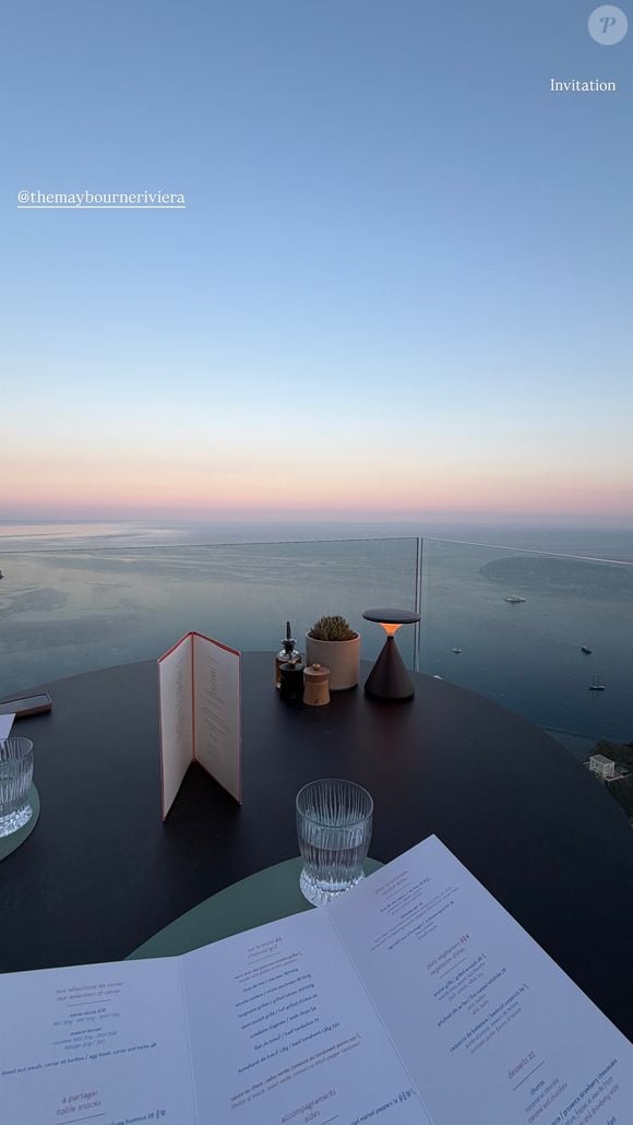Cet établissement cinq étoiles, pensé par l'architecte Jean-Michel Wilmotte, se dresse fièrement sur une dizaine de niveaux accrochés à la falaise de Roquebrune-Cap-Martin.

Iris Mittenaere dine face à la mer pendant ses vacances au Maybourne Riviera.
