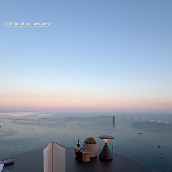 Cet établissement cinq étoiles, pensé par l'architecte Jean-Michel Wilmotte, se dresse fièrement sur une dizaine de niveaux accrochés à la falaise de Roquebrune-Cap-Martin.

Iris Mittenaere dine face à la mer pendant ses vacances au Maybourne Riviera.