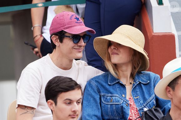 En légende, ces quelques mots écrits en anglais : "Notre premier featuring sort très bientôt" accompagnés d'un émoji petit poussin sorti d'un oeuf

Kungs et Ivanka Smilenko - Célébrités en tribunes des Internationaux de France de tennis de Roland Garros 2023 à Paris le 11 juin 2023. © Jacovides-Moreau/Bestimage