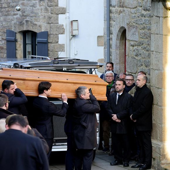 Le cercueil de Jean-Marie Le Pen porté par deux de ses petits-fils - Arrivées des membres de la famille Le Pen aux obsèques de Jean-Marie Le Pen en l'église Saint-Joseph à la Trinité-sur-Mer  le 11 juillet 2025. © Dominique Jacovides / Guillaume Collet / Bestimage