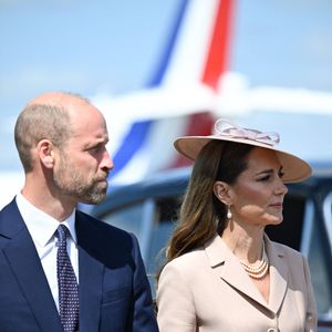 Le prince William, prince de Galles, et Catherine (Kate) Middleton, princesse de Galles, accueillent le couple présidentiel français le président Emmanuel Macron et sa femme la Première Dame Brigitte Macron à l'aéroport Station RAF de Northolt, à Ruislip, Royaume Uni, le 8 juillet 2025. © Jeanne Accorsini/Pool/Bestimage