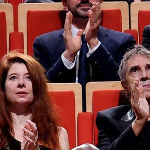 Des exemples ? Léonard partage par exemple des vidéos des plats qu'il réalise comme le "carré d’agneau en croûte d’herbe", le "Tartare au couteau", le "Chirashi", le "Bol de riz au poulet et aux Shiitake", le "Saumon, asperge et beurre blanc" ou encore le "Veau en sauce avec des pommes boulangères". 

Julien Clerc et sa compagne Hélène Grémillon pendant la cérémonie de remise du prix lumière à I.Huppert lors de la 16ème édition du Festival Lumière à l'Amphithéâtre - Centre de Congrès à Lyon, France, le 18 octobre 2024. © Dominique Jacovides/Bestimage