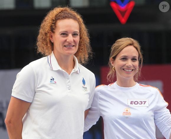 Florent Manaudou, Melina Robert-Michon, David Lappartient, Nathalie Pechalat lors du relais de la Flamme Olympique au Club France à Paris, le 26 juillet 2024.