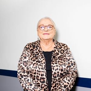 Exclusif - Josiane Balasko en backstage de l'enregistrement de l'émission "Famille je vous aime" présentée par M.Drucker et qui sera diffusée le 29 décembre sur France 3, au studio Rive gauche, à Paris, France, le 2 décembre 2025. © Gaffiot-Perusseau/Bestimage