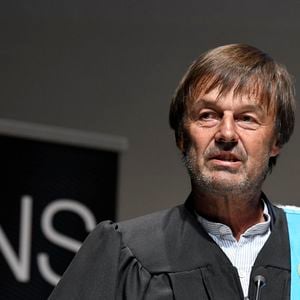 Mais, visé par des accusations de viols et d'agressions sexuelles qu'il a toujours niés, Nicolas Hulot a fini par quitter définitivement la vie publique. 

Cérémonie de remise des insignes de Docteur Honoris Causa à Nicolas Hulot lors de la rentrée académique de l'Université de Mons, Belgique, le 10 octobre 2019. Photonews / Bestimage