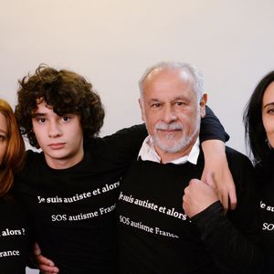 Exclusif - Francis Perrin, sa femme Gersende et leur fils Louis atteint d'autisme, avec Olivia Cattan (présidente de l'association SOS Autisme en France) - Mobilisation des people pour l'association SOS Autisme en France lors d'un shooting au studio Invisu à Paris, le 7 et 8 février 2016. © Rachid Bellak/Bestimage