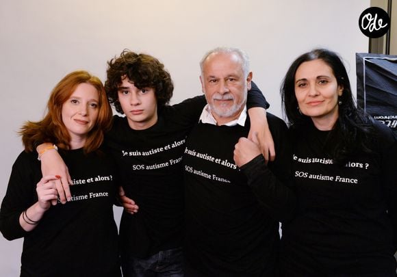 Exclusif - Francis Perrin, sa femme Gersende et leur fils Louis atteint d'autisme, avec Olivia Cattan (présidente de l'association SOS Autisme en France) - Mobilisation des people pour l'association SOS Autisme en France lors d'un shooting au studio Invisu à Paris, le 7 et 8 février 2016. © Rachid Bellak/Bestimage