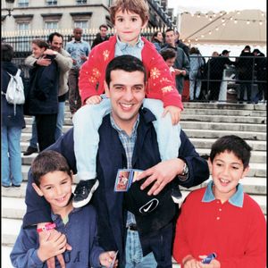 Thierry Gilardi dans les années 1990 à Paris avec ses enfants. ©Bestimage