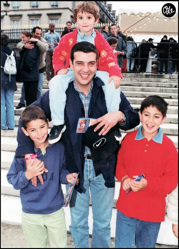 Thierry Gilardi dans les années 1990 à Paris avec ses enfants. ©Bestimage