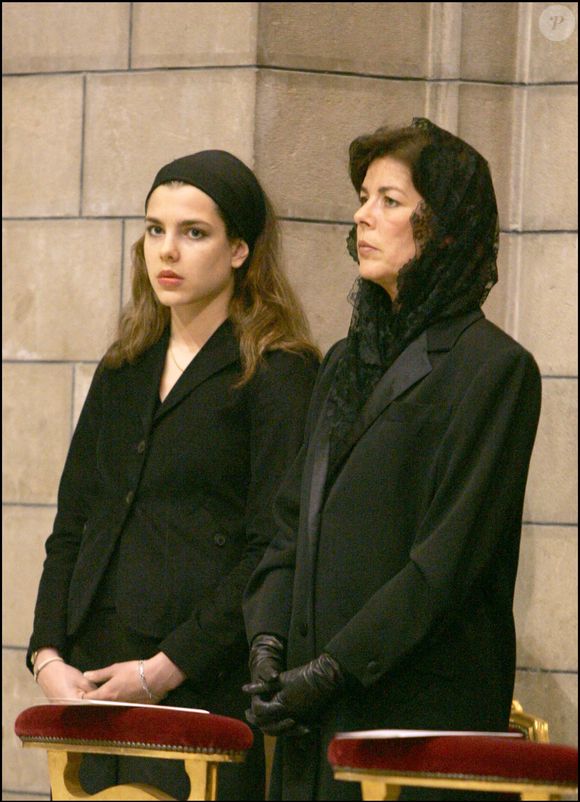 Charlotte Casiraghi et Caroline de Hanovre lors d’une messe célébrée à la cathédrale de Monaco à la mémoire du pape Jean-Paul II, en 2005.
Crédit : Dominique Jacovides / Bestimage