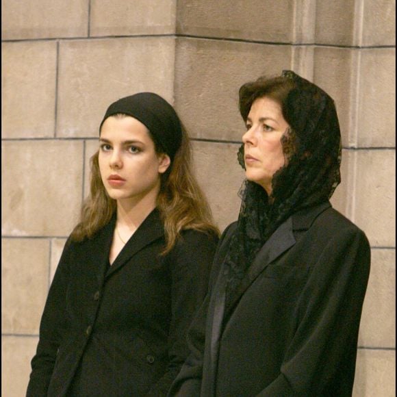 Charlotte Casiraghi et Caroline de Hanovre lors d’une messe célébrée à la cathédrale de Monaco à la mémoire du pape Jean-Paul II, en 2005.
Crédit : Dominique Jacovides / Bestimage