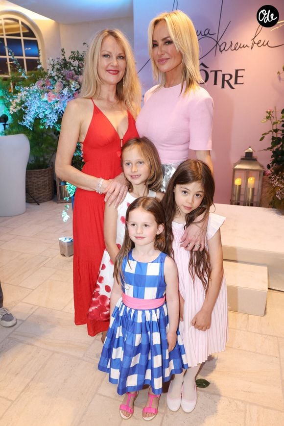 Les deux soeurs ont eu l'immense bonheur de devenir mères de deux fillettes à seulement quelques mois d'écart en 2018...

Adriana Karembeu, accompagnée de sa fille Nina, ainsi que sa sœur Natalia Sklenarikova, accompagnée de sa fille Nathalia et de sa filleule Albane, assistent au cocktail "Lenôtre by Adriana Karembeu" organisé au Pré Catelân à Paris le 29 avril 2025, à Paris, en France. Photo de Jérôme Domine/Abaca