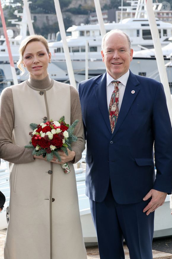 Le prince Albert II de Monaco et la princesse Charlène de Monaco assistent au petit-déjeuner organisé pour les aînés par la Croix-Rouge monégasque au Yacht Club de Monaco, le 12 décembre 2025, avec la participation du Ballet de Monte Carlo.

© Jean-Charles Vinaj / Pool Monaco / Bestimage