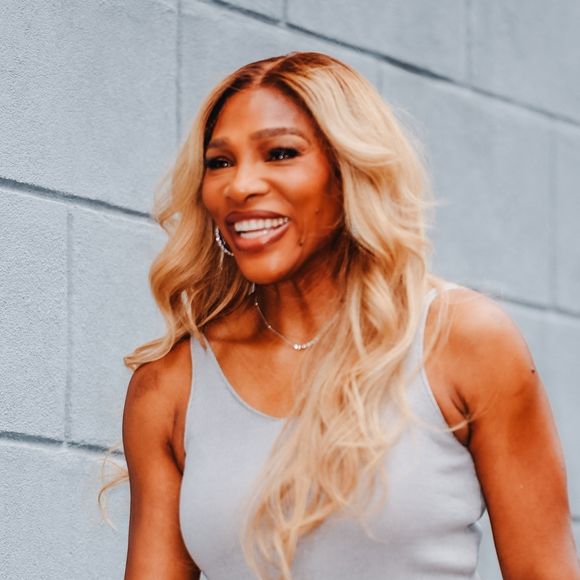 Depuis sa retraite sportive, Serena Williams continue de fasciner ses fans...


New York, NY  Serena Williams quitte les studios NBC Rockefeller dans une tenue élégante, composée d'un ensemble gris, de talons argentés et d'une casquette bleue. Backgrid USA / Bestimage