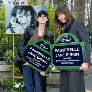 Une passerelle du canal Saint-Martin a été rebaptisée à son nom lors d’une cérémonie spéciale.

Lou Doillon et Charlotte Gainsbourg lors de l'inauguration de la passerelle Jane Birkin devant les 41-43 quai de Valmy à Paris le 13 décembre 2025.

© Cyril Moreau / Bestimage