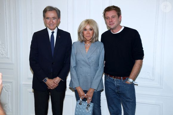 Bernard Arnault, Brigitte Macron et J.W. Anderson au Greeting du défilé Christian Dior Collection Femme Prêt-à-Porter Printemps/Eté 2026 lors de la Fashion Week de Paris (PFW), dans le Jardin des Tuileries, à Paris, France, le 1er octobre 2025. © Bertrand Rindoff/Bestimage