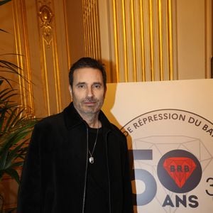 Exclusif - Richard Orlinski - Soirée des 50 ans de la BRB (Brigade de Repression du Banditisme) au Cercle de l'Union Interalliée à Paris le 12 février 2025.Le 12 février ,  la BRB (Brigade de Répression du Banditisme) a fêté ses 50 ans dans les salons prestigieux du Cercle Interallié rue du Faubourg St Honoré, en la présence de L.Nunes, préfet de police de Paris et de F.Gardon, directeur de la PJ parisienne ainsi que le chef actuel de la BRB, P.Carreau. 
Anciens et actuels policiers de cette brigade mythique sont venus en nombre afin de partager ces moments de convivialité et de nostalgie. 
Plusieurs figures illustres de commissaires qui l’ont dirigée ont également répondu présents, tel F.Péchenard, C.Gallo, J.Querry, JJ.Herlem, M.Monteil ou encore JP Birot, ainsi que l’ancien directeur PJ, C.Flaesch. 
Parmi les quelques personnalités qui ont accepté l’invitation, R.Orlinski, le célèbre sculpteur, qui a créé pour l’occasion une magnifique œuvre collector, un lion noir avec un rubis en motif  incarnant l’emblème de la BRB, suscitant l’admiration des invités et l’immense reconnaissance. 
A.Terzian et son associé à la production E.Gateau étaient de la fête ainsi que S.Tortora (Sport6), la journaliste   P.Tourancheau et le très médiatique R.Manna du syndicat Alliance Police. 
Tous les groupes de la brigade , y compris les aînés , sont montés un par un sur la scène pour une photo souvenir de famille. 

© Didier Sabardin / Bestimage