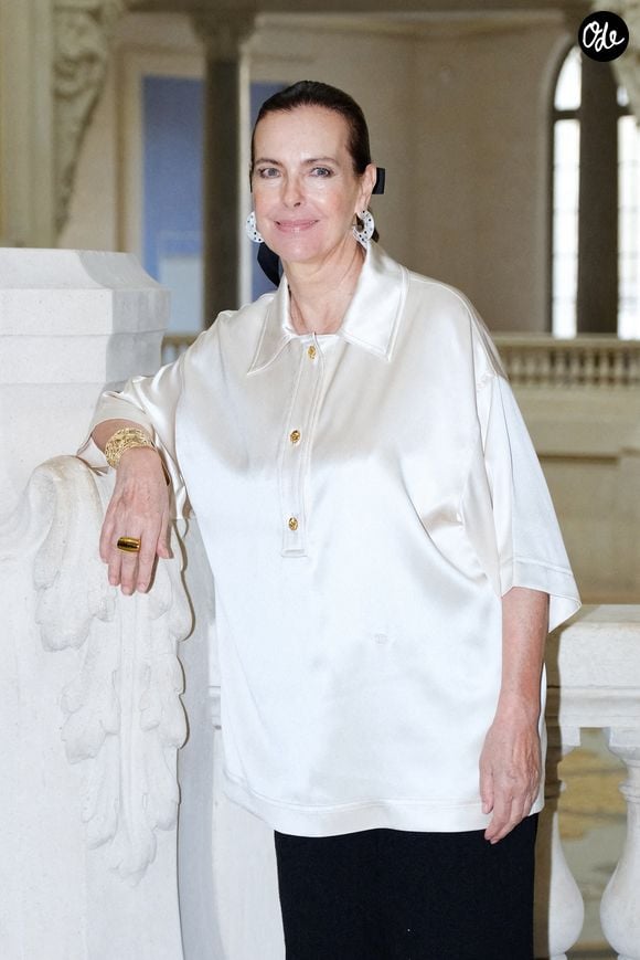 Pour continuer à tourner et monter sur scène, la comédienne redouble d'efforts et déploie diverses astuces au quotidien.

Carole Bouquet au premier défilé Chanel "Collection Haute Couture Automne/Hiver 2026-2027" lors de la Fashion Week de Paris, le 7 juillet 2026

© Pauline Mourey / Bestimage