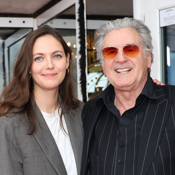 Aujourd'hui, Nelly est une productrice accomplie qui collabore avec son père.

Nelly Auteuil et Daniel Auteuil au photocall du film "Le Fil" lors du 38ème festival du film de Cabourg, France, le 14 juin 2024. Les Journées romantiques du 38ème Festival du film de Cabourg (Calvados) auront lieu du 12 au 16 juin. © Coadic Guirec/Bestimage