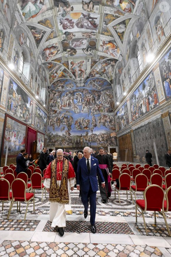 Le roi Charles III d'Angleterre et Camilla Parker Bowles, reine consort d'Angleterre, et le pape Léon XIV assistent au service œcuménique dans la chapelle Sixtine au Vatican, le 23 octobre 2025. Photo par PA Photo/ Bestimage
