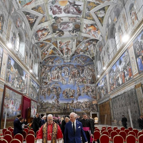 Le roi Charles III d'Angleterre et Camilla Parker Bowles, reine consort d'Angleterre, et le pape Léon XIV assistent au service œcuménique dans la chapelle Sixtine au Vatican, le 23 octobre 2025. Photo par PA Photo/ Bestimage
