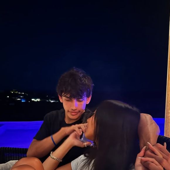 Ce dimanche 10 août, la cadette de la fratrie a partagé sur Instagram une photo tendre de sa grande sœur et de son compagnon, capturée pendant leur séjour...

Instagram des sœurs Jade et Joy Hallyday. Ici : Jade Hallyday et son compagnon Aaron.