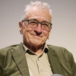 À 83 ans, Robert De Niro continue de tourner et de multiplier les projets, sans donner l’impression de vouloir ralentir.
Robert De Niro au photocall pour le 50ème anniversaire du film Taxi Driver au théâtre BMCC à New York au Festival Tribeca. © Jasmine Aissaoui/Bestimage