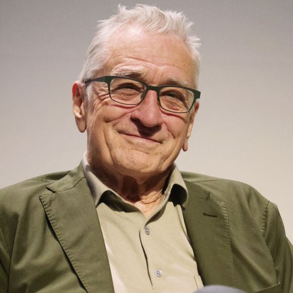 À 83 ans, Robert De Niro continue de tourner et de multiplier les projets, sans donner l’impression de vouloir ralentir.

Robert De Niro au photocall pour le 50ème anniversaire du film Taxi Driver au théâtre BMCC à New York au Festival Tribeca. © Jasmine Aissaoui/Bestimage