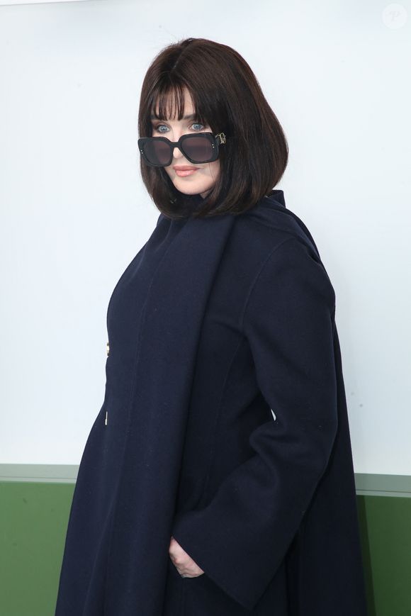 Isabelle Adjani - Célébrités au Défilé de Mode Dior, Prêt-à-porter Automne / Hiver 2026-2027, Photocall, dans le cadre de la Fashion Week de Paris, France, le 03 Mars 2026. 
© Bertrand Rindoff / Bestimage