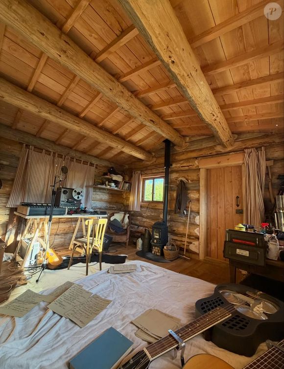 Vianney a terminé la construction de sa cabane en bois en pleine forêt et montre le résultat sur Instagram le 12 avril 2026.