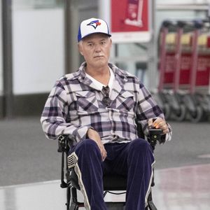 Eric Dane est aperçu dans un fauteuil roulant alors qu'il quitte l'aéroport international de Toronto. L'acteur américain de 52 ans et star d'Euphoria s'est engagé à continuer à travailler et à se battre dans le cadre de son combat contre la maladie de Charcot. Photo par The ImageDirect / Bestimage