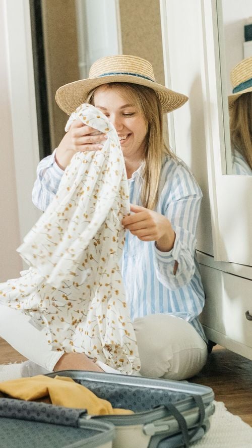 Valise de vacances : les 10 vêtements qui permettent de créer 7 jours de looks