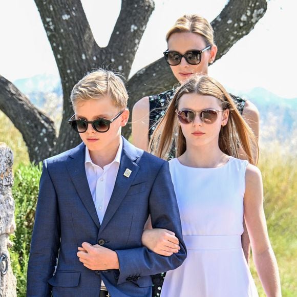 Le prince Albert II de Monaco, la princesse Charlène de Monaco, le prince Jacques de Monaco, marquis des Baux et la princesse Gabriella de Monaco lors de leur visite officielle aux Baux-de-Provence, France, le 5 septembre 2026. © Bruno Bebert/Bestimage