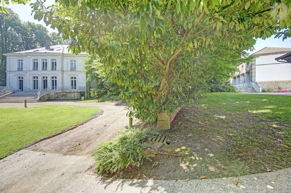 Elle a été vendue pour une sacrée somme

Exclusif - Située à Louveciennes, aux portes de Paris, sur le chemin des impressionnistes, cette belle demeure bourgeoise néo-classique, a été construite au milieu du XIXème siècle, appelée le "Domaine de Voisins", et ayant eu comme illustre propriétaire, Karl Lagerfeld. © Marc Ausset-Lacroix / Bestimage