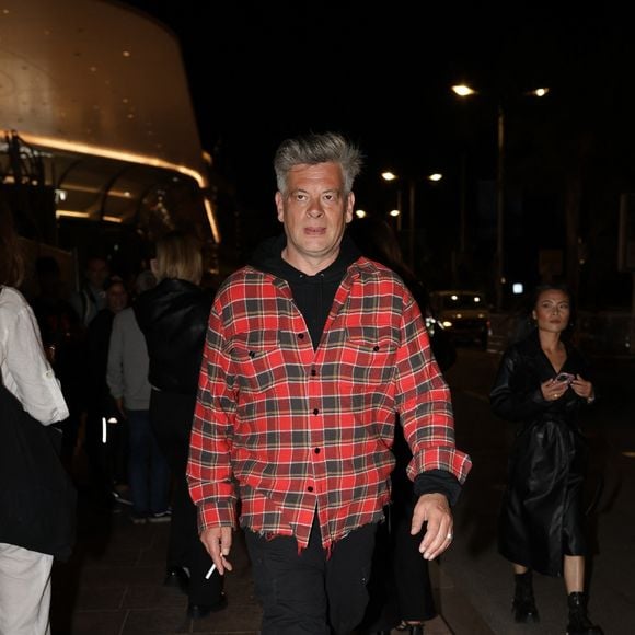 Benjamin Biolay s'est récemment confié dans les colonnes du journal "Libération" depuis son propre bar parisien.

Le chanteur français Benjamin Biolay fait preuve d'un charme sans effort alors qu'il sort d'un événement à l'Alban pendant le Festival de Cannes en France, arborant un ensemble décontracté mais élégant.
Backgrid USA / Bestimage